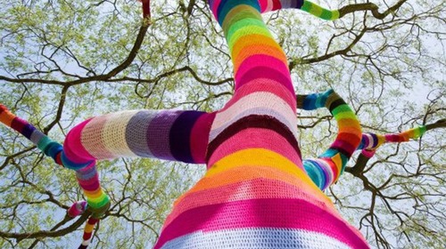 Le yarn bombing : un nouvel art urbain qui tricote notre école@Maitresse Lô
