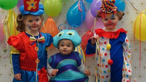 Les photos individuelles de Carnaval de la TPS à la Gs sont traitées et postées dans la photothèque@Lô