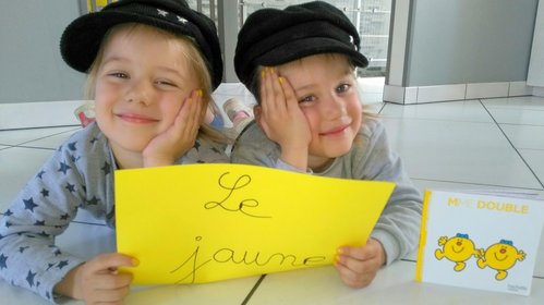 Jaune pour fêter les vacances au soleil en Meuse@Maitresse Lô 